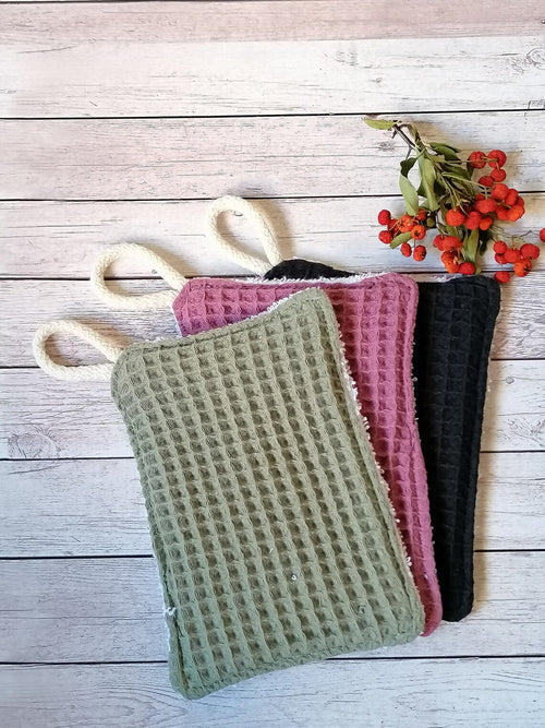  grüne, blau und rosafarbene Spültücher mit Waffelstruktur Rückseite weißer Frottee zum Aufhänge eine beige Kordel . Die Spültücher haben ein weißes Etikett mit der Aufschrift "Spülschwamm Waschbar bis 60°C der Umwelt zuliebe bei 30°C Made in Thüringen".