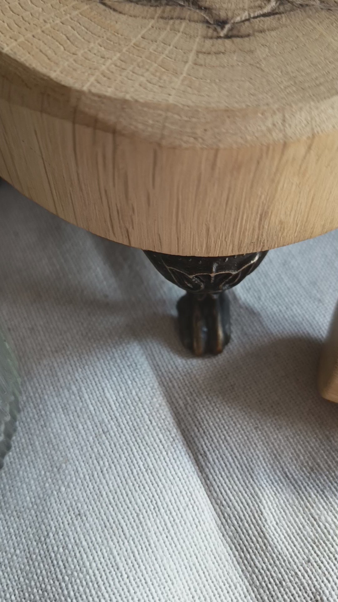 Mini Altar mit Lotusblume graviert und gelasert aus Eichenholz mit 4 Füßen aus Metall 