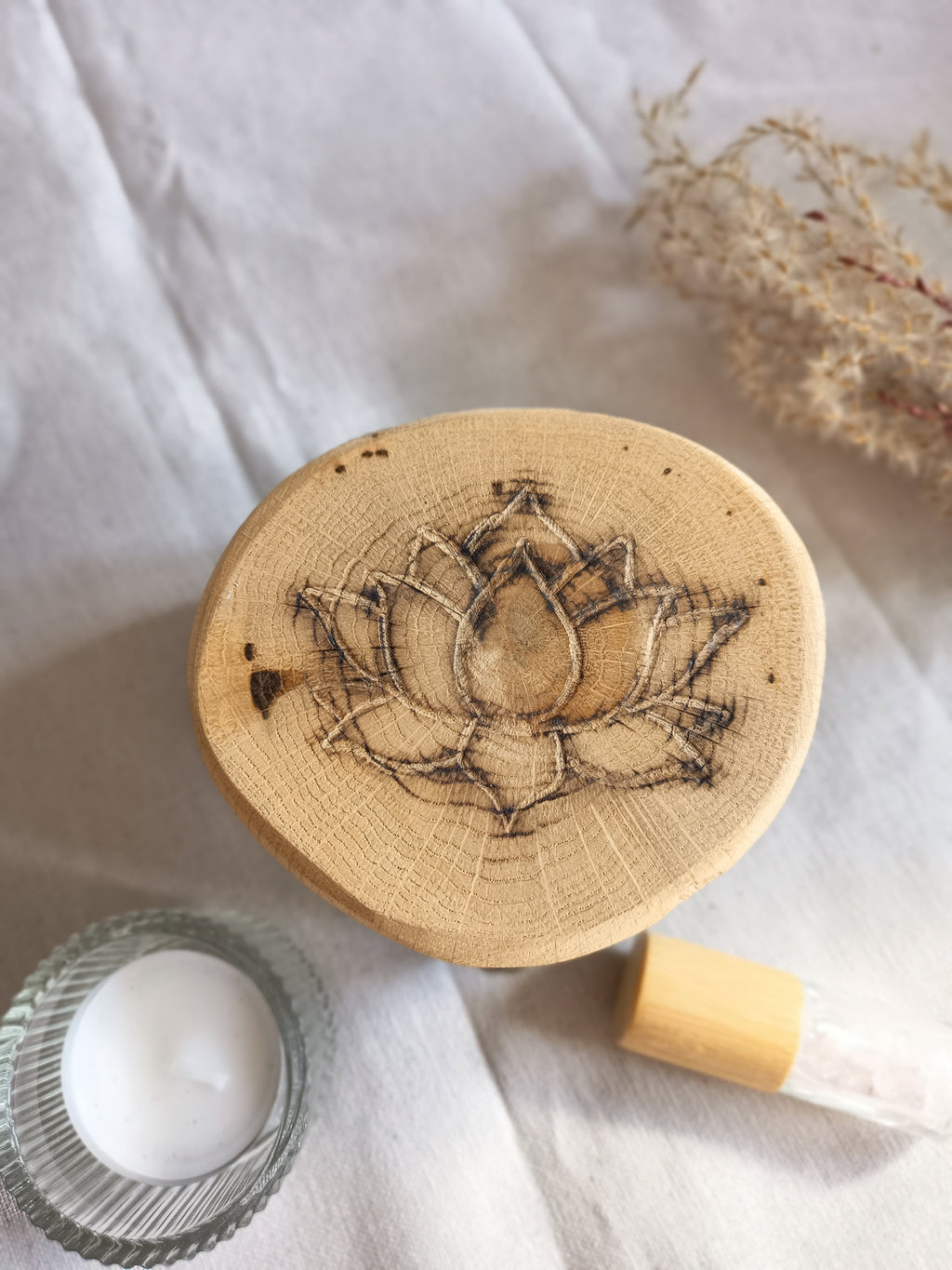 Mini Altar mit Lotusblume graviert und gelasert aus Eichenholz mit 4 Füßen aus Metall 