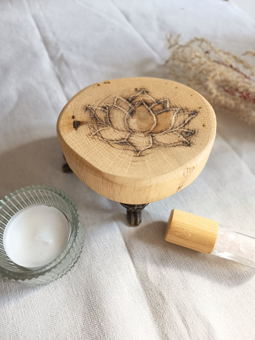 Mini Altar mit Lotusblume graviert und gelasert aus Eichenholz mit 4 Füßen aus Metall 